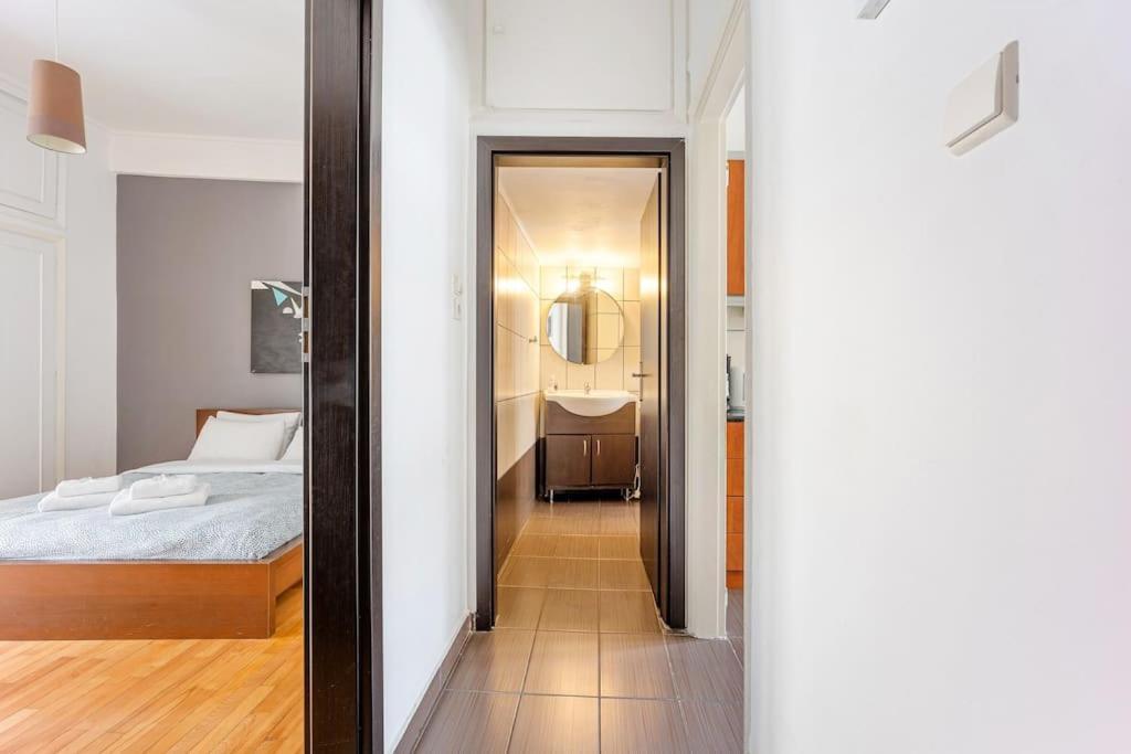 Apartment In The Middle Of Everything Афины Экстерьер фото