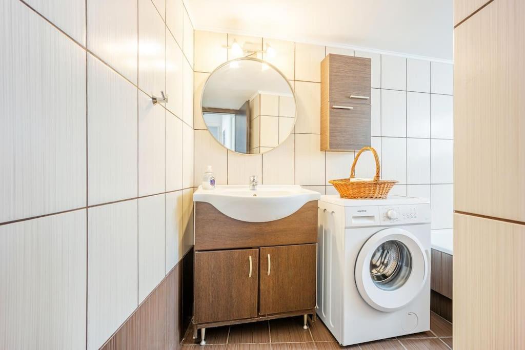 Apartment In The Middle Of Everything Афины Экстерьер фото