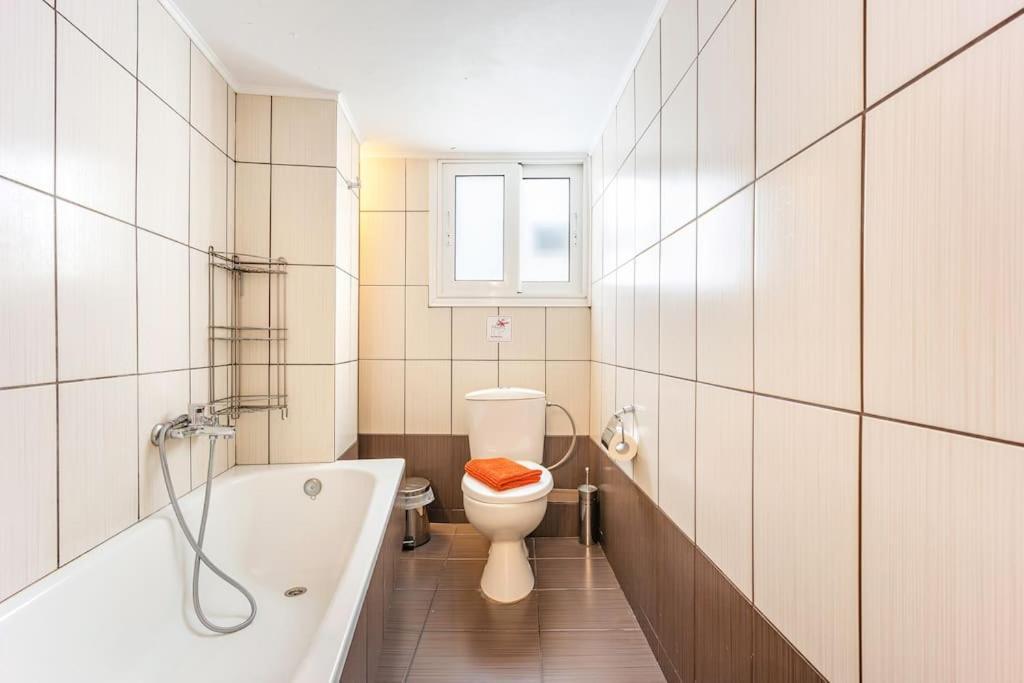 Apartment In The Middle Of Everything Афины Экстерьер фото